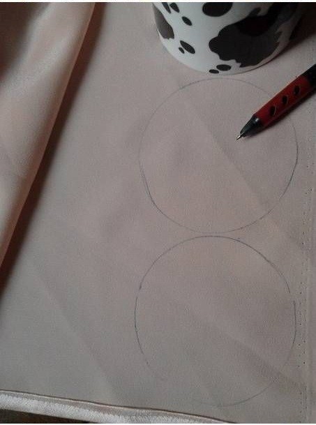 Bước 1. Vẽ các hình tròn có kích thước bằng  đế của chiếc cốc nhỏ lên trên mặt sau của tấm vải.
