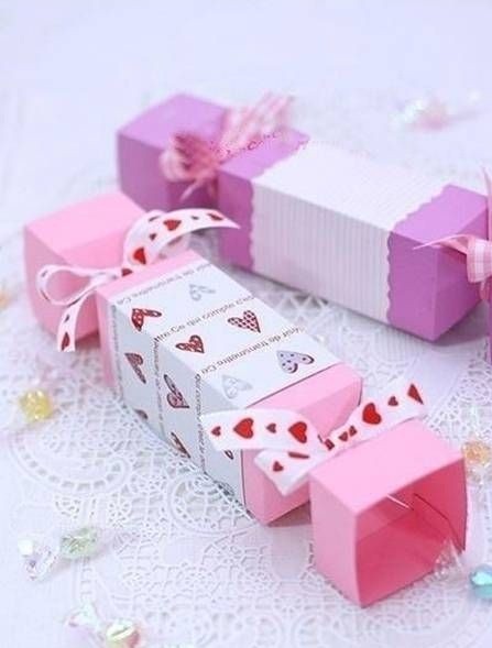 Thật đơn giản khi làm một chiếc hộp quà hình viên kẹo bằng giấy bìa đúng không? Để hộp quà thêm bắt mắt bạn hãy chọn những tấm bìa có họa tiết dễ thương hơn nhé. Với chiếc hộp này bạn có thể để những viên kẹo, thỏi son hay những lọ kem nữa nhé.
Chúc các bạn thành công.