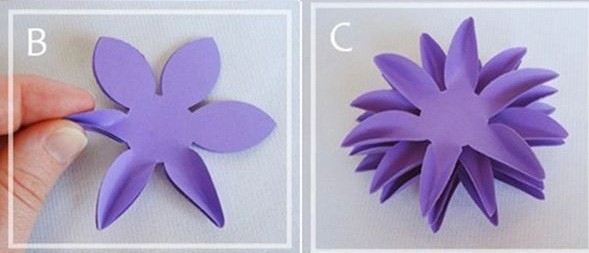 Bước 2. Xếp 5 cánh hoa chồng lên nhau dùng tay bóp 2 mép cánh cánh hoa để tạo đọ mềm mại cho bông hoa. Sau đó bạn tách những cánh hoa cho xen kẽ nhau.