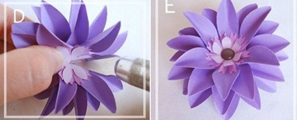 Bước 3. Đặt 2 cánh hoa nhỏ lên trên dùng dùi đục tạo 1 lỗ nhỏ ở giữa tâm của bông hoa rồi bạn gắn chiếc đinh cúc vào làm nhụy của bông hoa.
Vậy là bạn đã hoàn thành xong 1 bông hoa rồi.