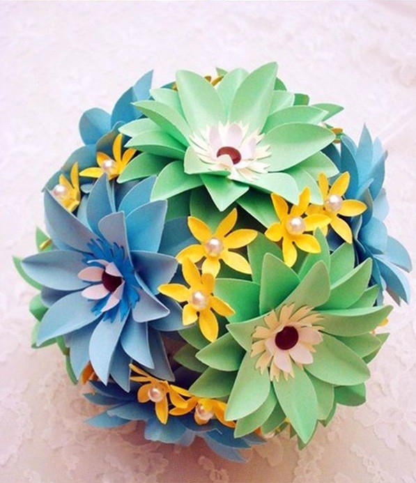 Bước 5. Sau khi hoàn thiện xong các bông hoa bạn gắn chúng lên quả cầu xốp và trang trí thêm 1 vài bông hoa nhỏ cho quả cầu của bạn thêm sinh động nhé. Chúc các bạn thành công.