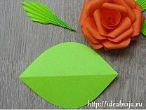 Bước 6. Dùng giấy màu xanh để tạo lá cho bông hoa của bạn.