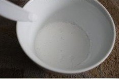 Bước 2.Đổ một ít keo sữa và nước ra bát tỷ lệ 1 : 1 hoặc nước nhiều hơn so với keo. Sau đó bạn trộn đều hỗn hợp lên