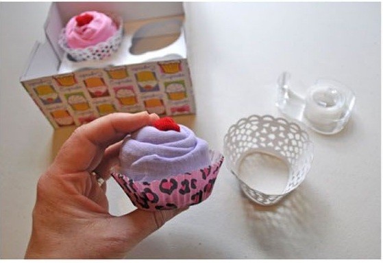 Bước 7. Sau đó đặt vào chiếc vỏ bánh cupcake.