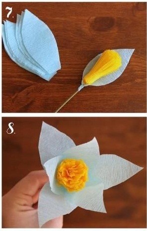 Bước 4. Sau khi cắt xong bạn gắn từng cánh hoa vào phần nhụy của bông hoa. Lần lượt bạn gắn tùng cánh xen kẽ nhau như hình hướng dẫn.