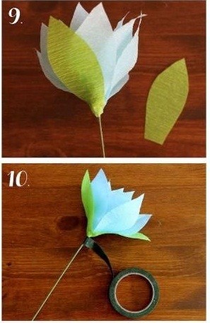 Bước 5. Cuộn giấy nhún màu xanh bạn cũng cắt thành hình chiếc lá như vậy và dùng keo dính phía dưới của bông hoa. Sau khi gắn lá cho bông hoa xong bạn dùng băng keo sáp quấn chặt từ phía trên của đài hoa xuống phần que thép để làm cành cho bông hoa.