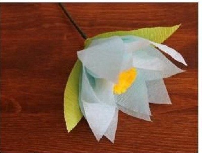 Bước 6. Vậy là bạn vừa hoàn thành xong bông hoa bằng giấy nhún. Rất đơn giản đúng không nào. Hãy làm thêm nhiêu bông hoa bằng giấy nhún nữa để cắm lọ cho thêm phần sang trọng bạn nhé. Chúc bạn thành công.