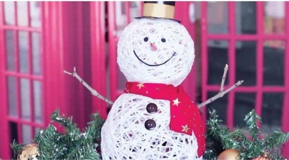 Thật đơn giản để hoàn thành được một chú người tuyết xinh xắn rồi. Sẽ thật tuyệt khi cùng người thật làm những chú người tuyết để trang trí cho ngày lễ Giáng sinh sắp đến. Chúc các bạn thành công và có một lễ Giáng sinh vui vẻ nhé.