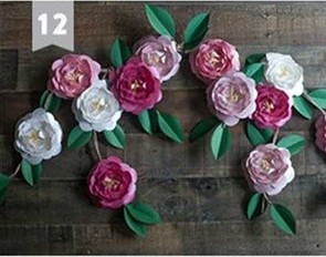 Bước 7. Bạn đã làm xong những bông hoa trà bằng giấy rồi đó. Hãy làm thêm nhiều bông hoa trà bằng giấy nữa để trang trí cho căn phòng của mình thêm sinh đông nhé. Chúc các bạn thành công.