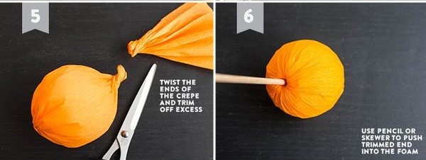Bước 3. Xoắn đoạn giấy lại dùng kéo cắt đoạn giấy thừa đi, dùng bút chì hoặc 1 đoạn gỗ đục 1 lỗ nhỏ để tạo cuống cho quả cam như trên hình hướng dẫn.