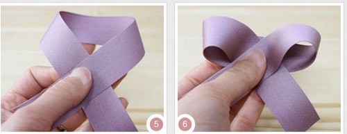 Bước 3. Bạn cắt tiếp một đoạn ruy băng dài sau đó bạn gấp thành hình chiếc nơ như trên hình hướng dẫn.