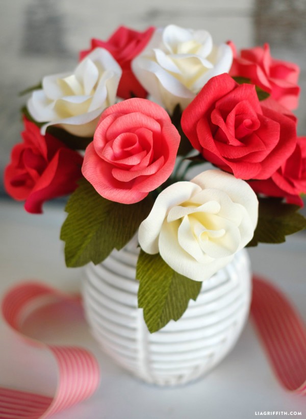 Bước 8. Vậy là bạn đã hoàn thành xong bông hoa hồng bằng giấy nhún rồi. Hãy làm thêm nhiều bông hoa hồng nhiều màu sắc khác nữa để tạo thành 1 bó hoa hồng hay 1 lọ hoa để tặng cho người mình yêu thương bạn nhé. Chúc các bạn thành công.