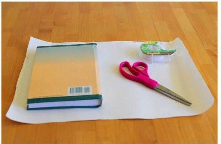 Bước 1. Bạn chuẩn bị nguyên liệu sau đó cắt giấy bọc sao cho vừa đủ để bọc vừa quyển sách.
