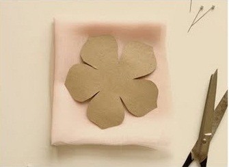 Bước 2. Vải voan bạn cắt thành hình vuông to sau đó gấp lại thành các khối hình vuông nhỏ vừa để được hình mẫu bông hoa lên trên.
