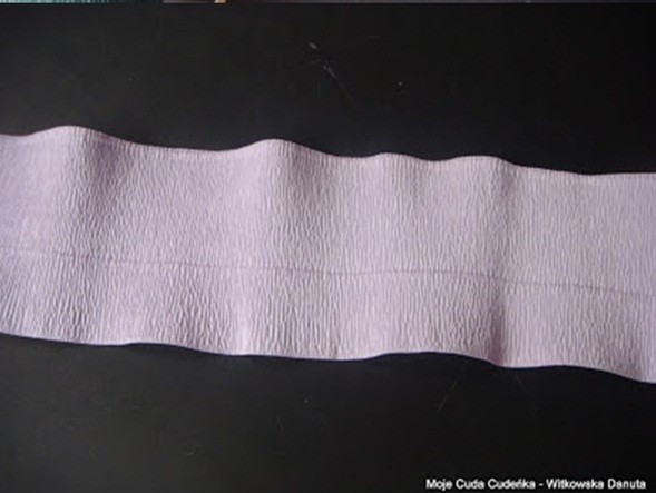Bước 2. Dùng kéo cắt lấy 1 đoạn giấy nhún màu tím.