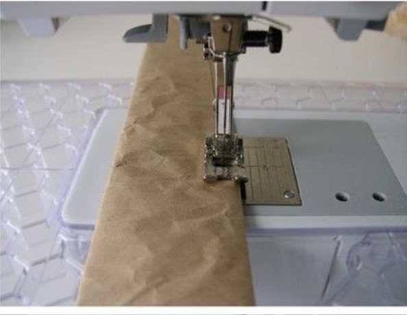 Bước 4. May 1 đường may cách mếp dải giấy đã được gấp khoảng 0.4cm.
