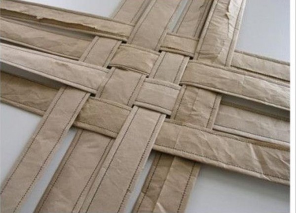 Bước 6. Bạn đan các dải giấy với nhau theo kiểu đan nong mốt để tạo thành 1 đáy lớn.