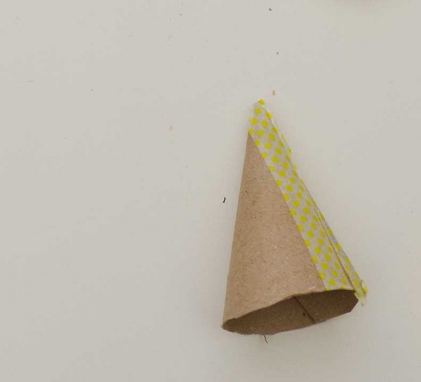Bước 2. Bạn dùng kéo cắt lõi giấy rồi dùng băng keo dán thành hình chiếc nón như trên hình.