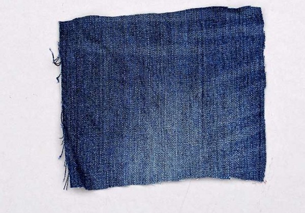 Bước 2. . Dùng kéo cắt chiếc quần jean thành những mảnh vải hình vuông có kích thước 10cm.