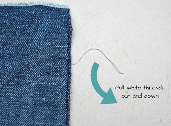 Bước 4. Vải jean là một vật liệu dệt và tua rua được tạo ra bằng cách bạn kéo ra từng sợi chỉ màu trắng. Lấy phần cuối của sợi chỉ trắng và kéo nó ra khỏi miếng vải jean.