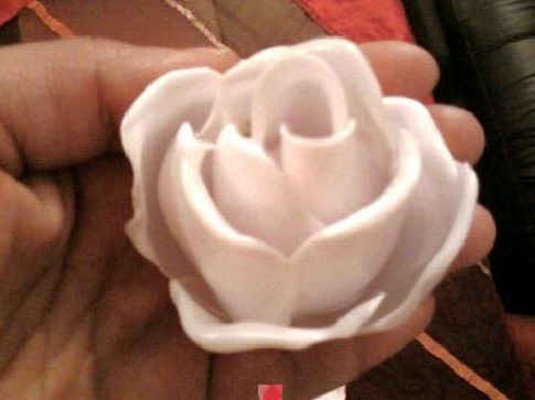 Dùng keo nến ghép chúng lại thành hình bông hoa.
Như vậy chúng ta đã hoàn thành một bông hoa hồng từ những chiếc thìa nhựa rồi.
chúc các bạn thành công nha.