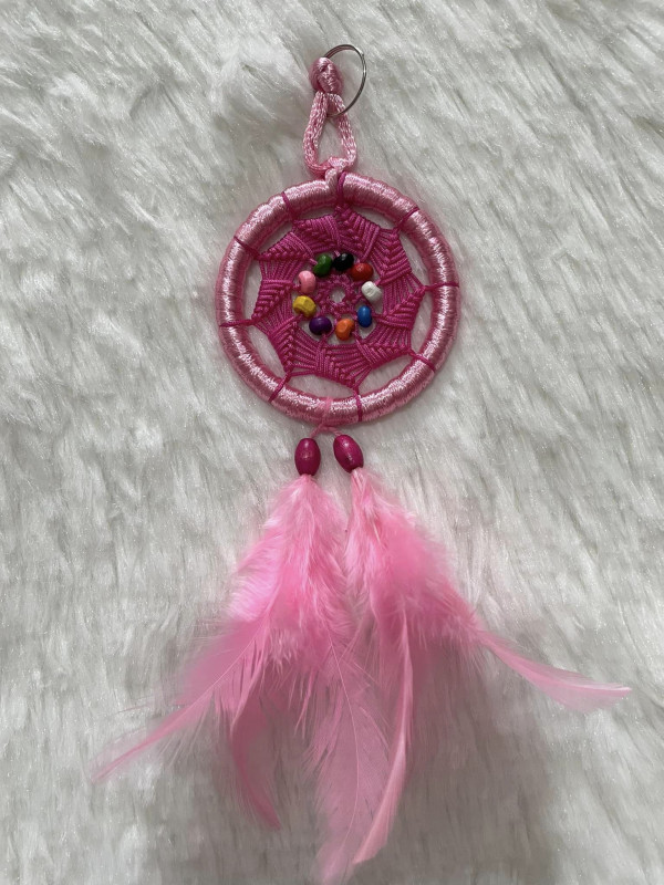 Dream catcher 2 cánh lông màu hồng nhạt.