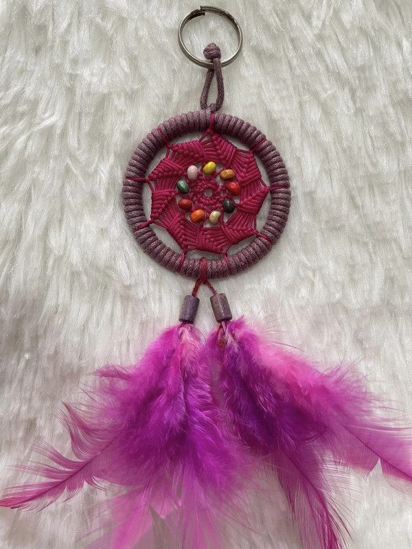 Dream catcher 2 cánh lông màu hồng đậm.