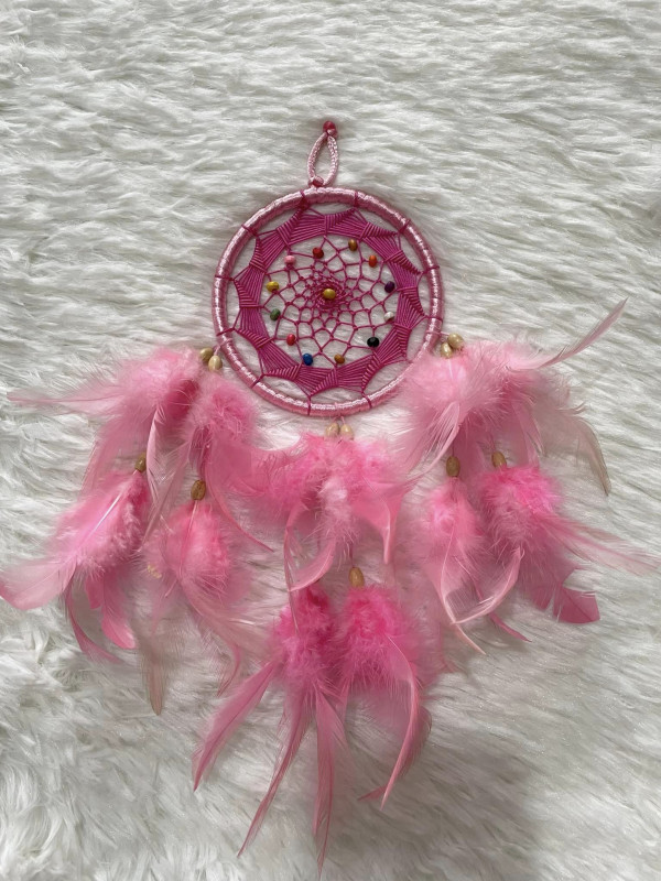 Dream catcher 6 cánh lông hồng với cánh lông bồng.