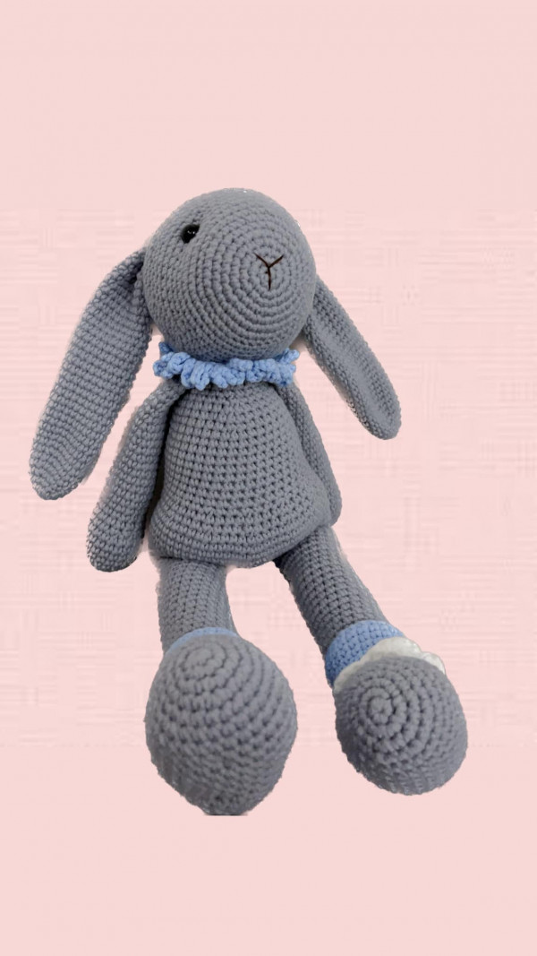 Bé Thỏ quấn khăn xanh, tai cụp chân dài dễ thương.