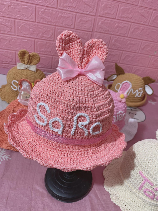 Mẫu móc mũ hình tai thỏ cho bé Sara.