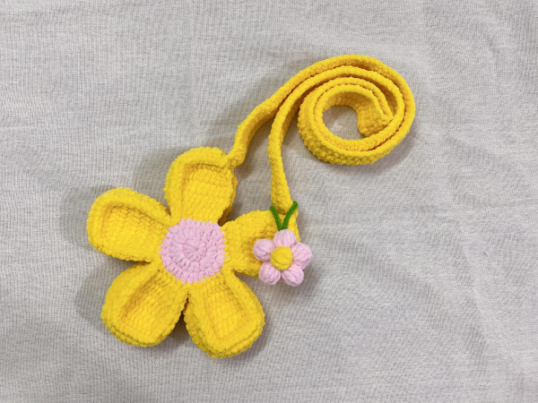 Móc túi xách nhỏ hình hoa năm cánh.