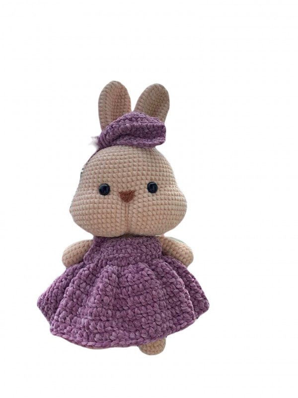 Mẫu tương tự, móc bé thỏ bằng len với tai dài và váy màu tím.