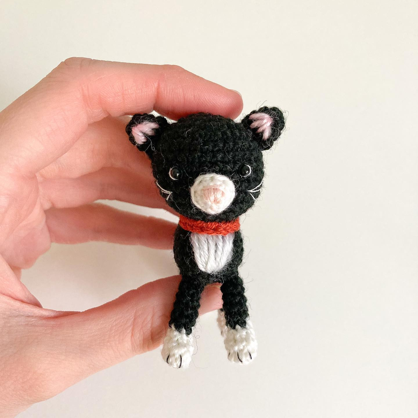 Black and gray cat crochet pattern.