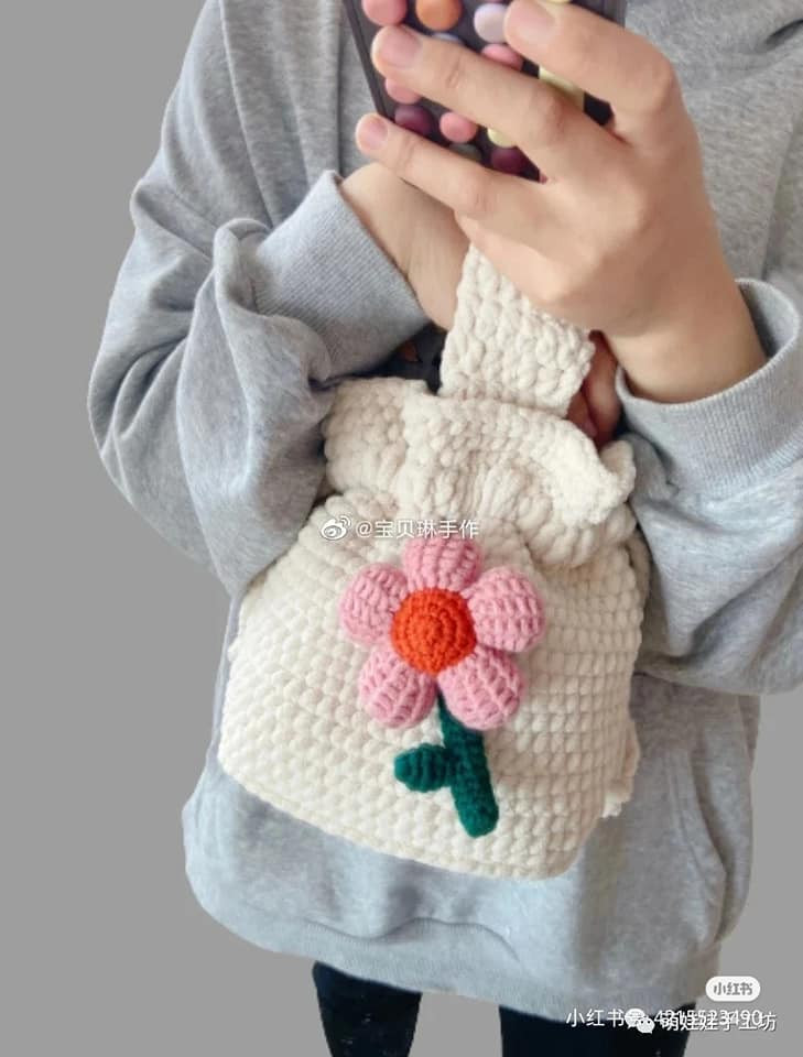 Pattern crochet bag with five-petaled flower
