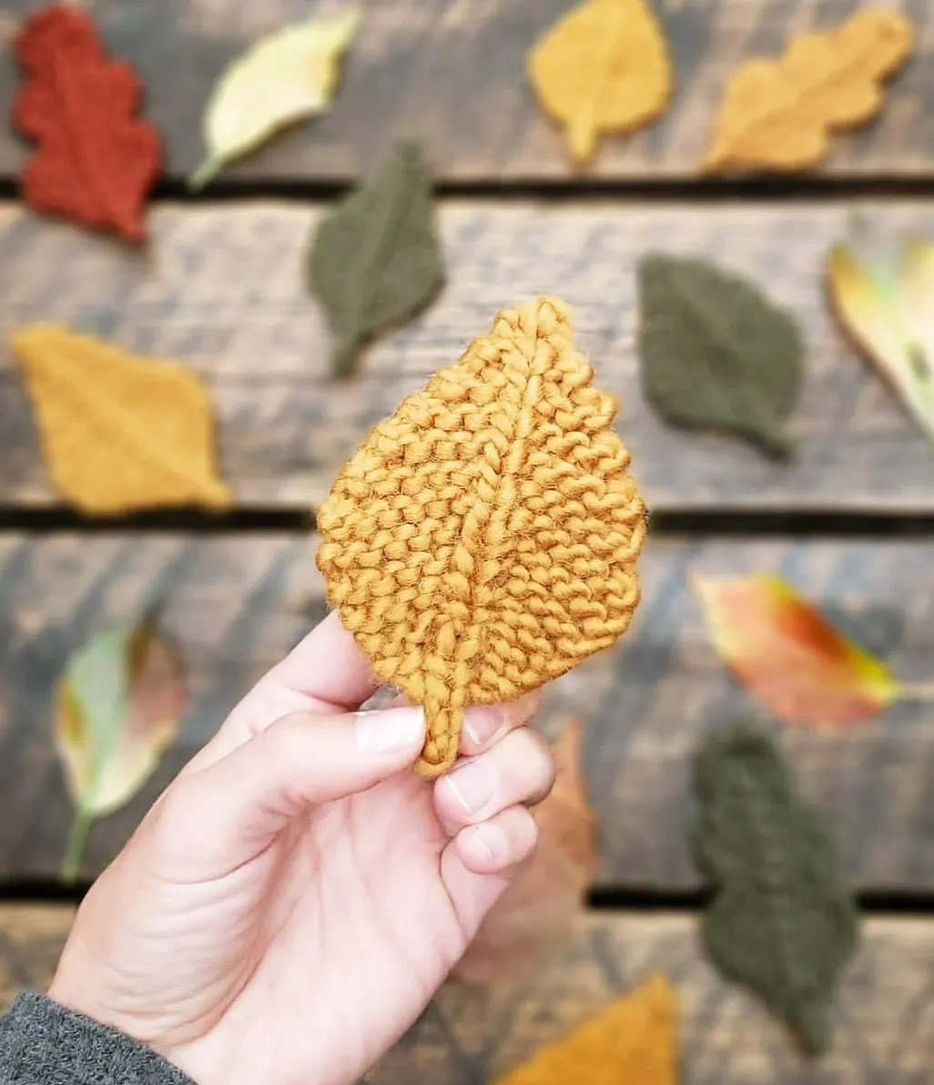 Pattern of crocheted leaves for decoration