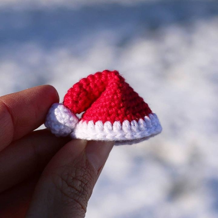 Red Christmas hat crochet pattern.