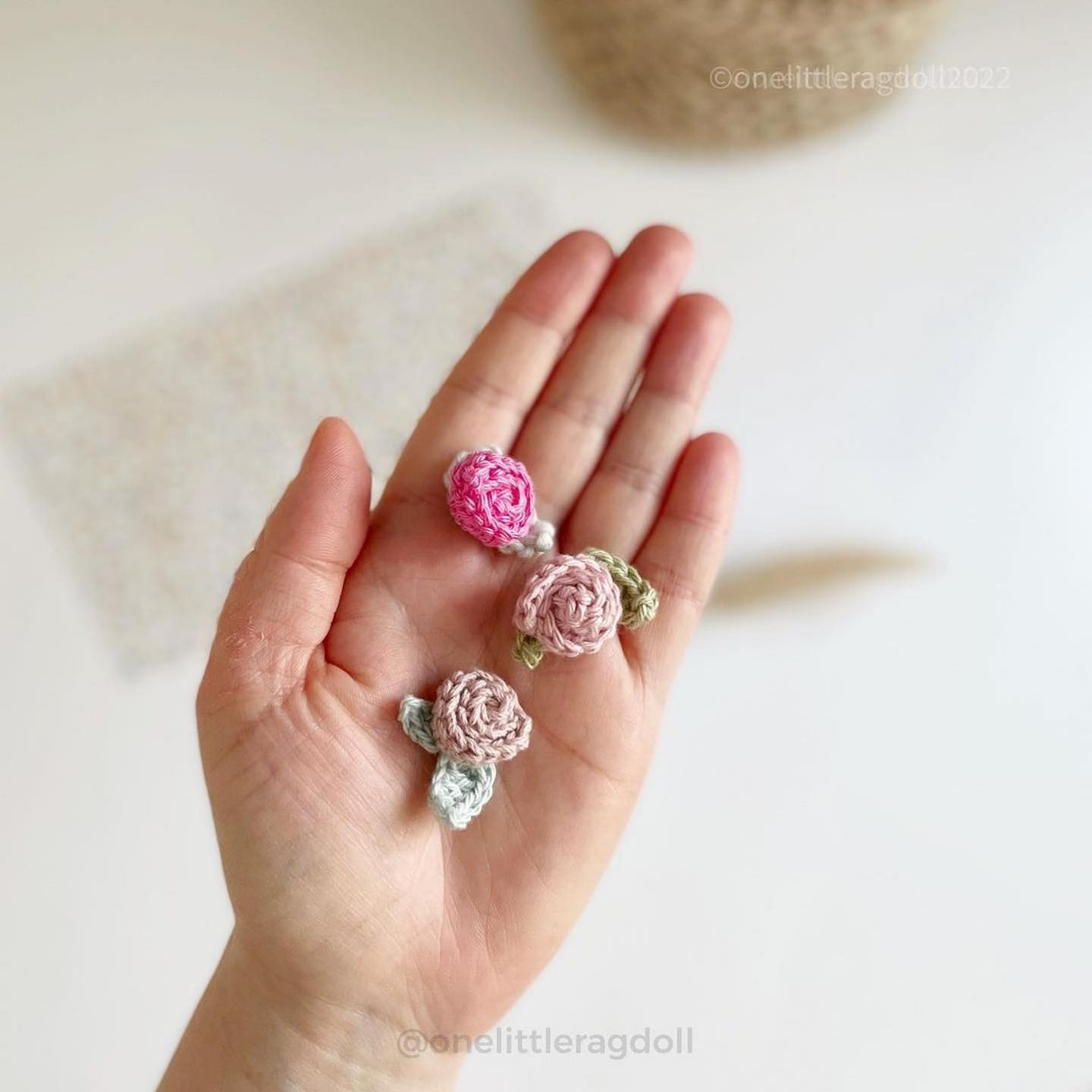 Small decorative flower crochet pattern.