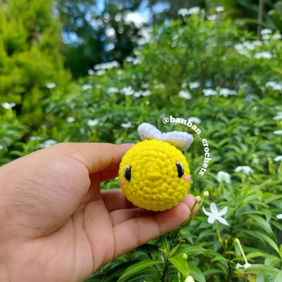 Yellow bee crochet pattern with black stripes