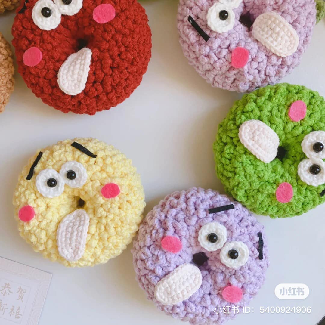 crochet pattern doraemon donuts, cow cakes, rabbit cakes, fruit donuts.