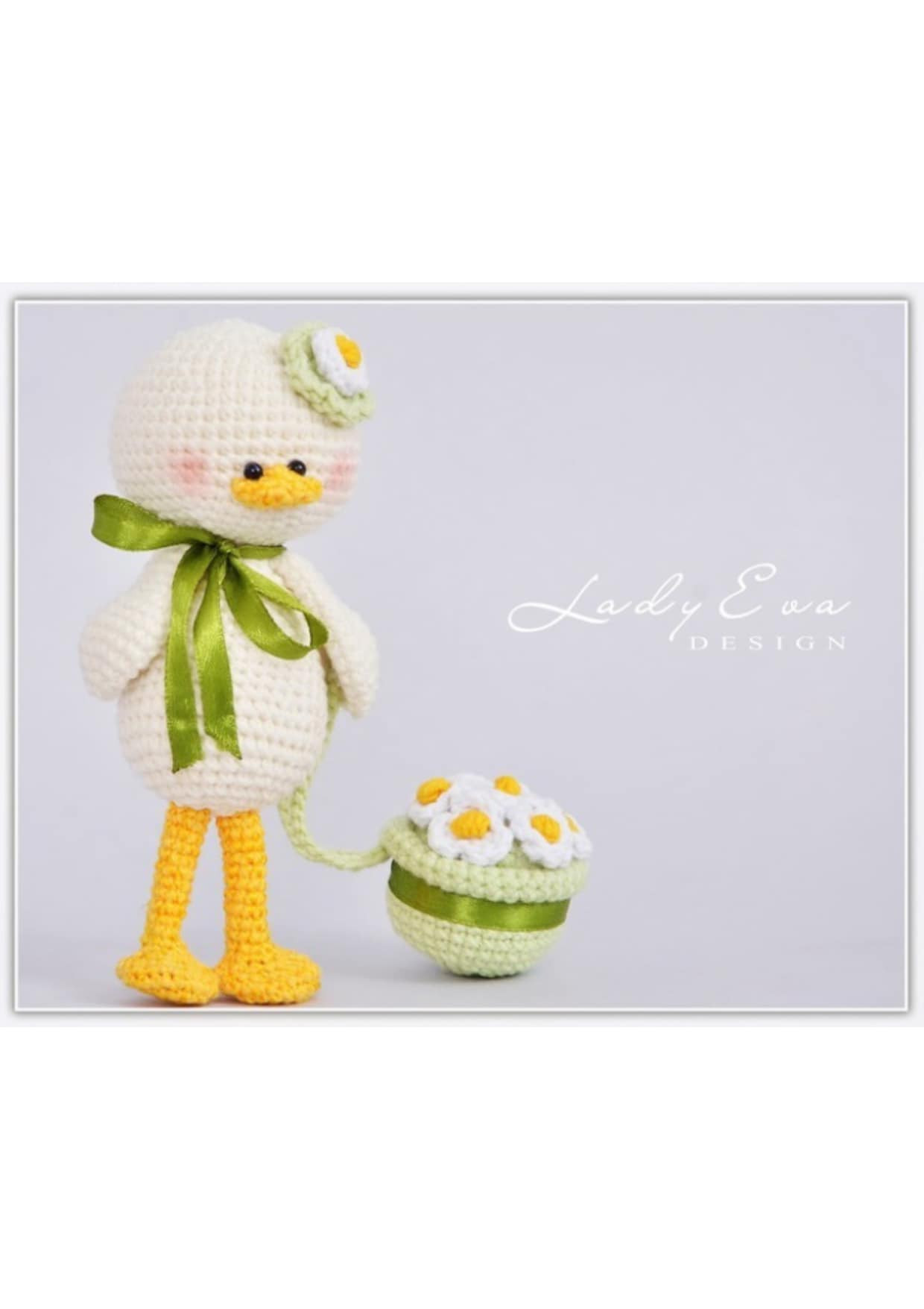 crochet pattern duck wearing egg hat.