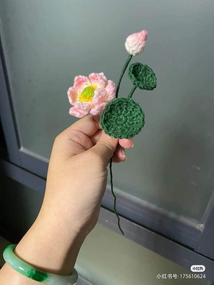 crochet pattern lotus pot.