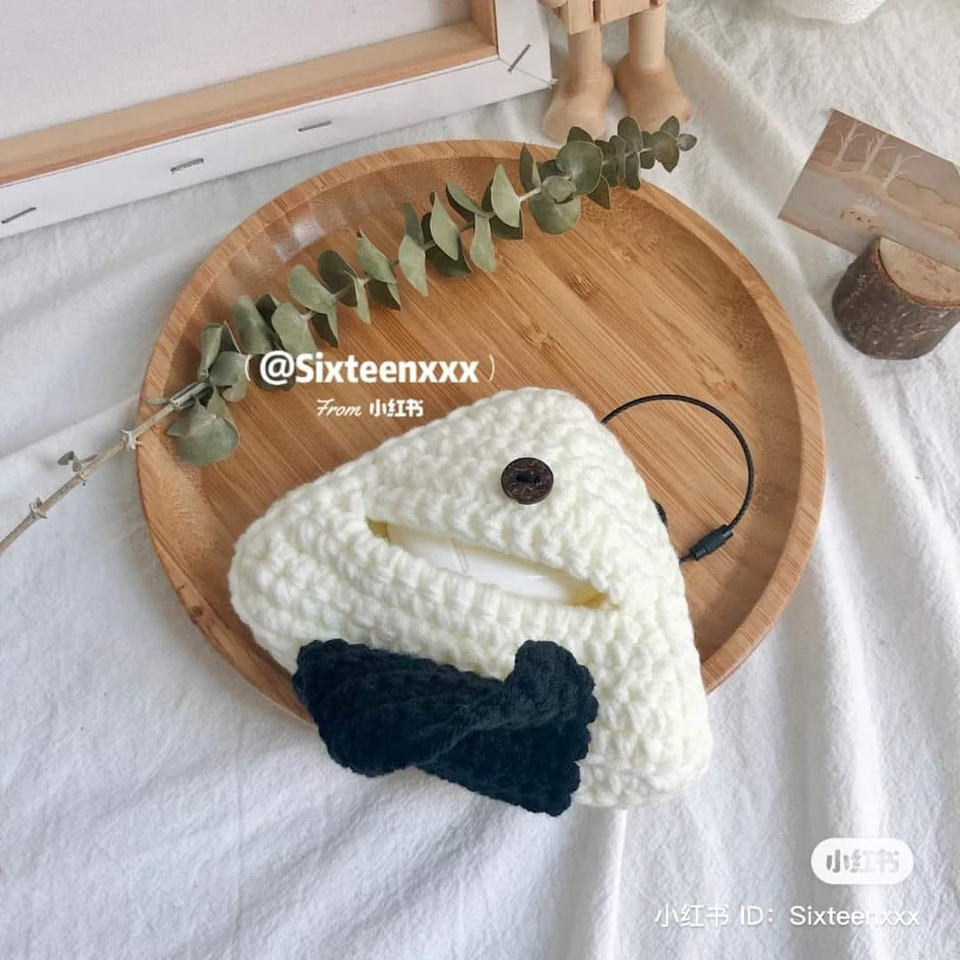 crochet pattern triangle earphone bag.