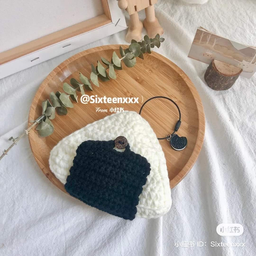 crochet pattern triangle earphone bag.