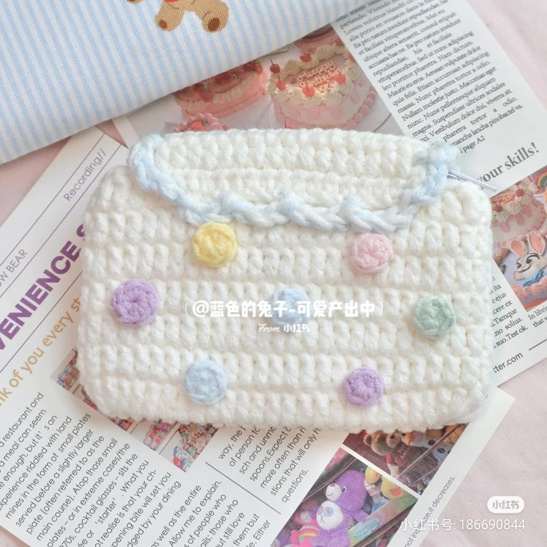 crochet pattern white woolen wallet with rabbit face buckle.