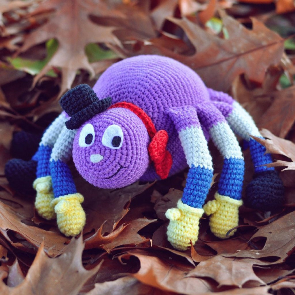 Фиолетовый паук крючком, в шапочке