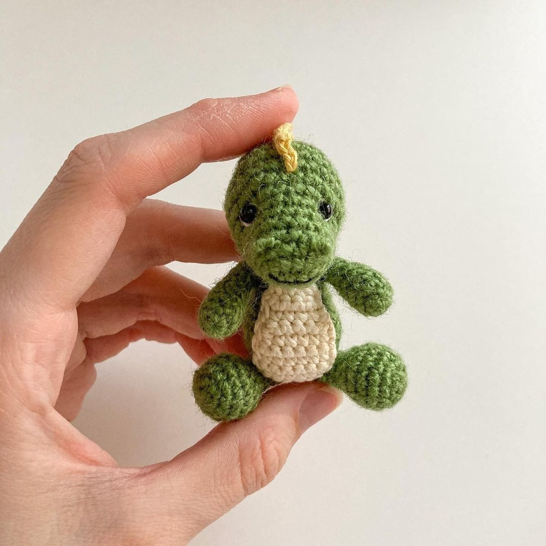 Green dinosaur crochet pattern, white belly.