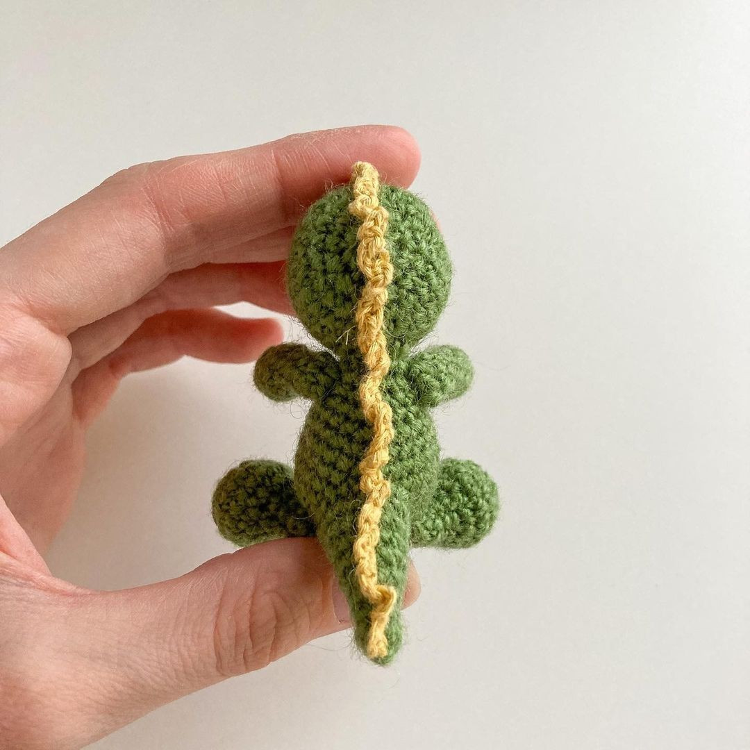 Green dinosaur crochet pattern, white belly.