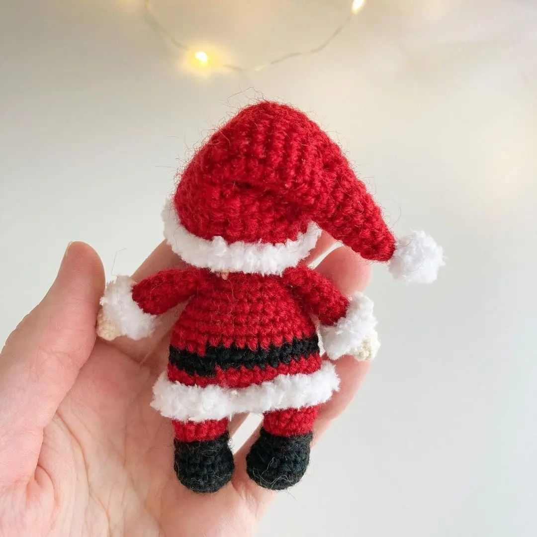 Santa Claus crochet pattern with white beard, that hat, red shirt.
