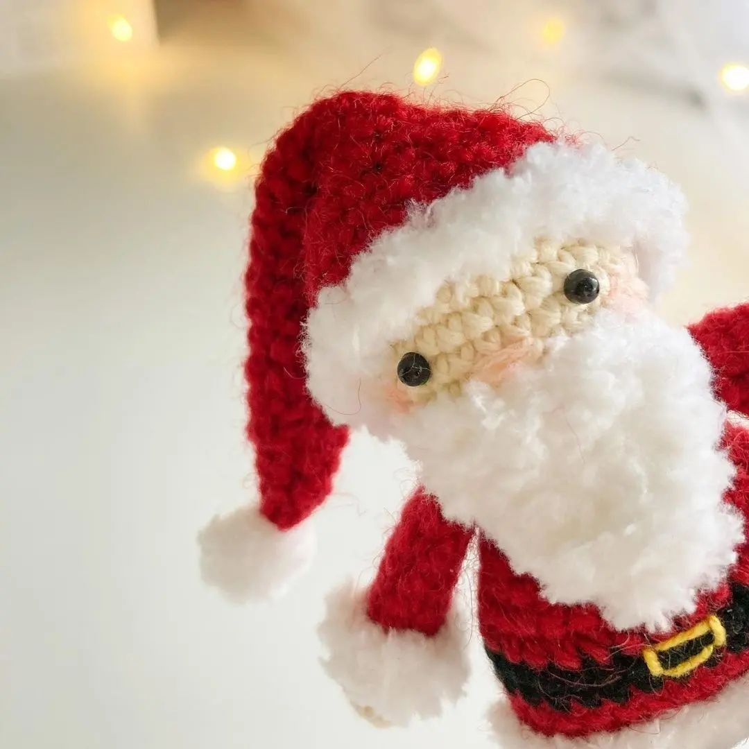 Santa Claus crochet pattern with white beard, that hat, red shirt.