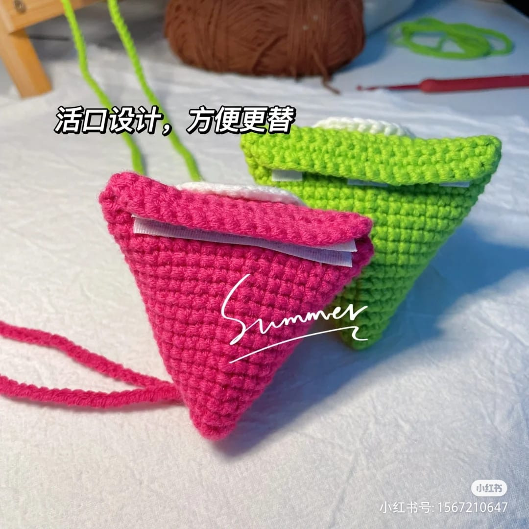 Triangle crossbody bag crochet pattern.